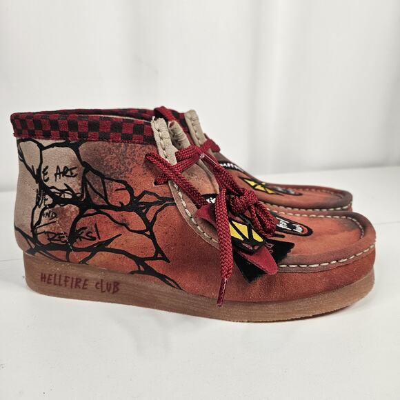 Men's Clarks Wallabee Evo Stranger Things Dark Sand Hell Fire Club Mens 8.5 NWOB - Picture 3 of 11